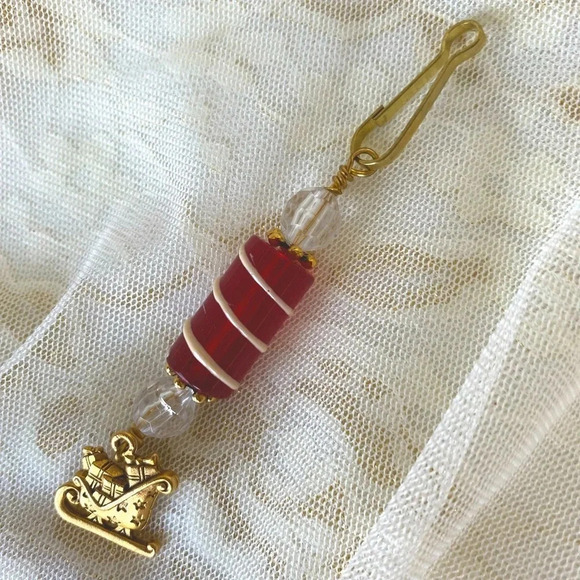 NWT Women/Girls Tablet/Phone Keychain Purse Cute Antique Sleigh Beaded Charm - Picture 1 of 5